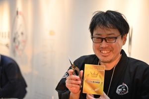 Takashi Yoshioka Winning the Best Craftsmanship Award with Kuroco Pointed Tip Pruning Scissors at Tokyo Gift Show 2025