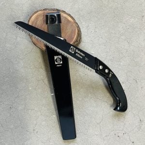 Saboten-Saw-–-Blade-and-Case-Styled-on-Log